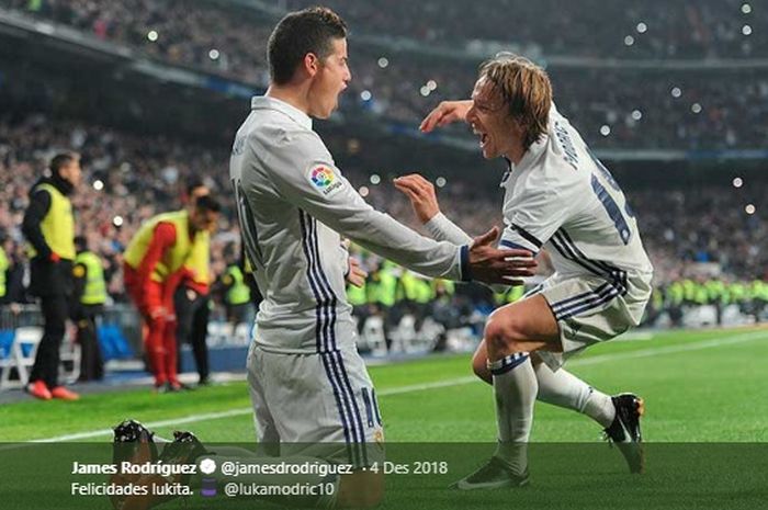 James Rodriguez (kiri) dan Luka Modric (kanan) merayakan gol untuk tim Real Madrid