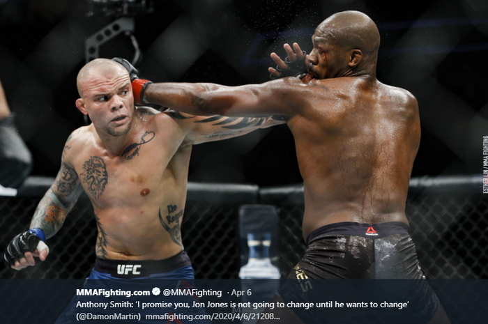 Aksi Anthony Smith (kiri) saat menghadapi juara kelas berat-ringan Jon Jones pada UFC 235 di T-Mobile Arena, Nevada, Amerika Serikat, 2 Maret 2019.