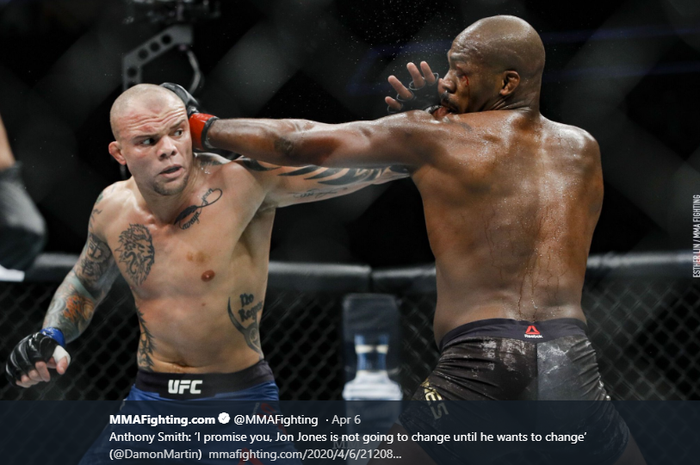 Aksi juara kelas berat-ringan UFC, Jon Jones (kanan), saat menghadapi Anthony Smith pada UFC 235 di T-Mobile Arena, Nevada, Amerika Serikat, 2 Maret 2019.