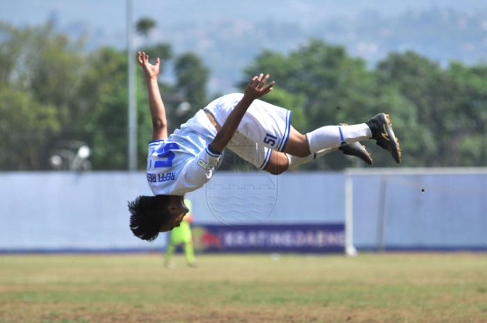 Penyerang Persib U-18 Bandung, Reffi Restu Fauzi melakukan selebrasi.