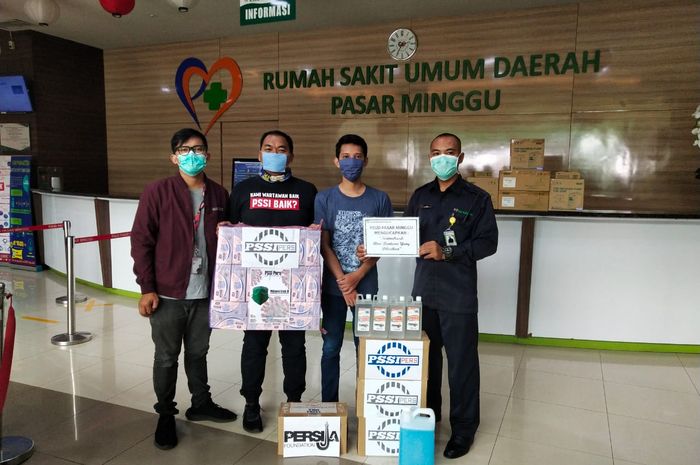Koordinatoriat PSSI Pers melakukan donasi atau menyumbang 1000 masker dan 50 liter hand sanitizer ke Rumah Sakit Umum Daerah (RSUD) Pasar Minggu, Jakarta, Kamis (9/4/2020).