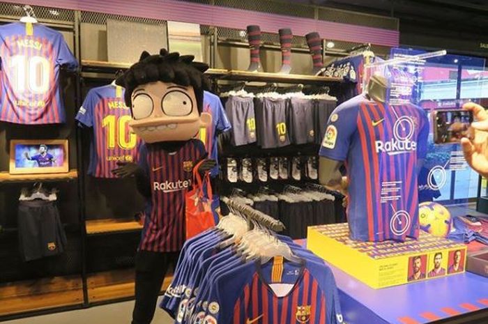 Si Juki di official store FC Barcelona.