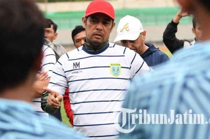 Pelatih Persela Lamongan, Nil Maizar, saat latihan perdana Persela Lamongan, Selasa (21/1/2020). 
