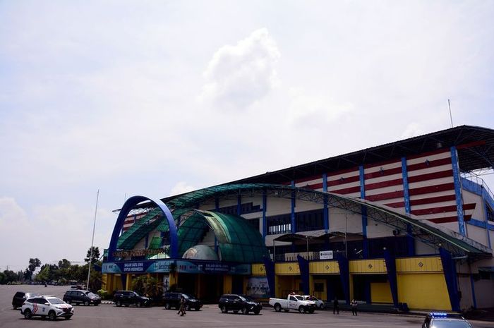 Suasana Stadion Kanjuruhan Malang tampak sepi karena pandemi virus corona yang semakin hari semakin mengkhawatirkan perkembangannya di Indonesia.