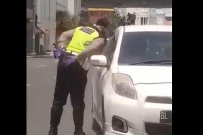Detik-detik Bripka RS anggota Unitlantas Polsek Medan Timur ludahi mobil Yaris berplat BL yang dihentikannya