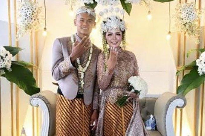 Pemain PSG Gresik, Bakori Andreas, melangsungkan akad nikah dengan Rossy Ratnaliyona di Desa Tambaksari, Kecamatan Tajinan, Malang, Jawa Timur pada Jumat (10/4/2020) lalu. 