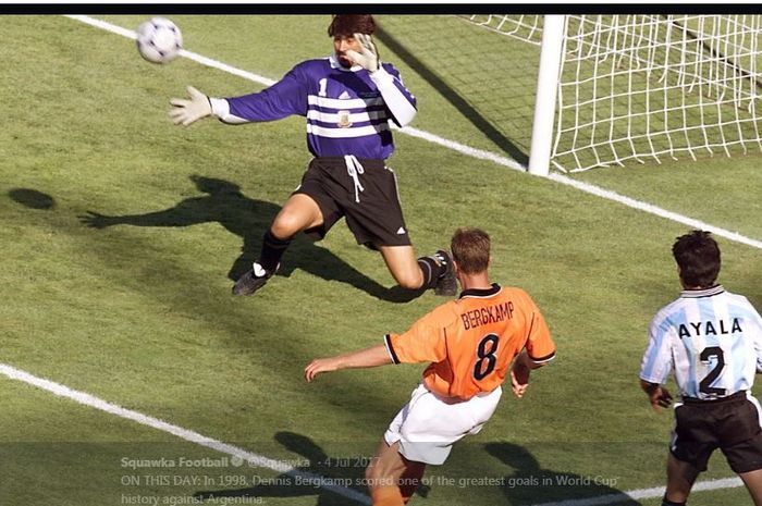 Dennis Bergkamp mencetak gol indah ke gawang Argentina di perempat final Piala Dunia 1998.