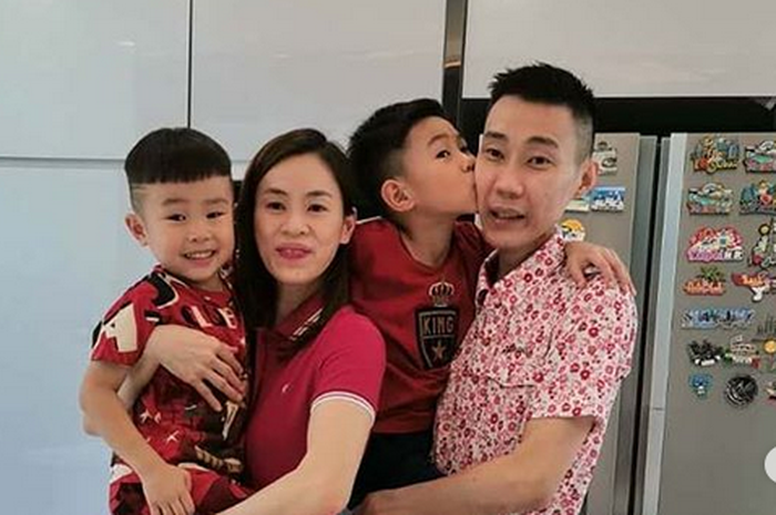 Mantan pebulu tangkis Malaysia, Lee Chong Wei (kemeja merah muda) bersama keluarga kecilnya yang bahagia. 