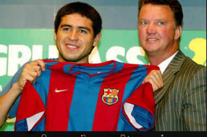 Juan Roman Riquelme bersama dengan Louis van Gaal saat diperkenalkan sebagai pemain baru Barcelona.