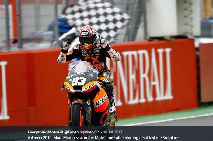 Marc Marquez merayakan kemenangannya dalam balapan Moto2 Valencia di Sirkuit Ricardo Tormo, Valencia, Spanyol, 11 November 2012.