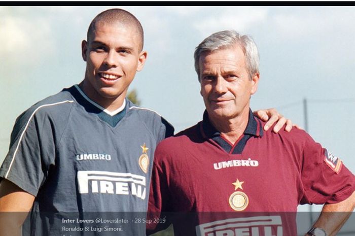 Luigi Simoni saat masih melatih Inter Milan, berpose bersama Ronaldo Luis Nazario de Lima.