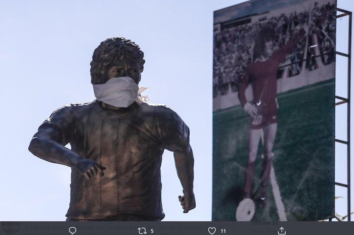 Patung Diego Maradona di Buenos Aires, Argentina, dipakaikan masker untuk menyadarkan orang pada bahaya COVID-19.
