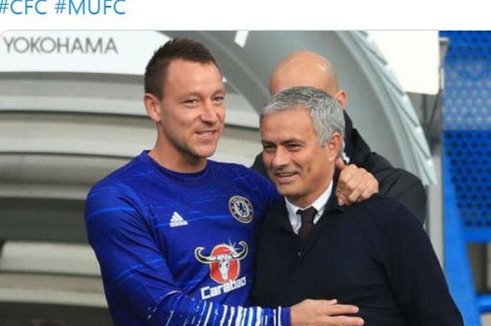 John Terry dan Jose Mourinho tersenyum saat masih sama-sama berada di Chelsea.