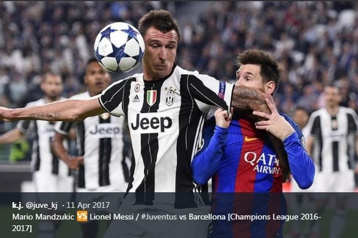 Lionel Messi berduel  dengan Mario Mandzukoc dalam laga Barcelonaversus Juventus pada 19 April 2017.