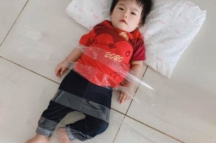 Seorang anak yang diplester ayahnya sendiri di lantai