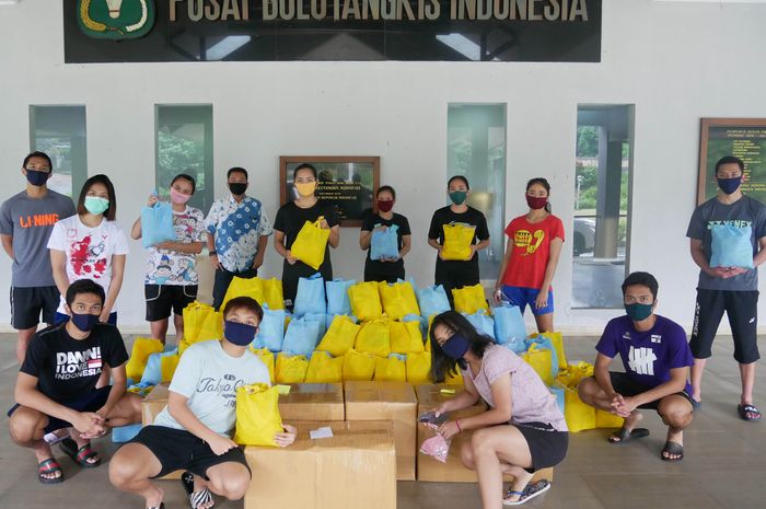 Para atlet Pelatnas PBSI menyiapkan paket bantuan sembako untuk masyarakat yang terdampak wabah covid-19