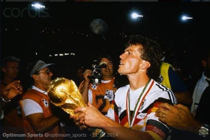 Lothar Matthaeus dengan trofi juara Piala Dunia 1990 untuk timnas Jerman.