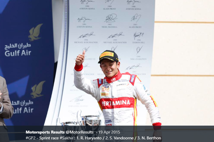 Pembalap Campos Racing, Rio Haryanto, menjadi pemenang balapan sprint GP2 di Sirkuit Sakhir, Bahrain, 19 April 2015.