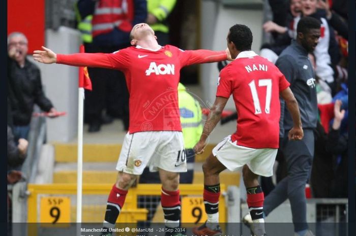 Striker legendaris Manchester United, Wayne Rooney (Kiri) saat melakukan perayaan gol salto-nya ke gawang Manchester City pada 2011 silam.