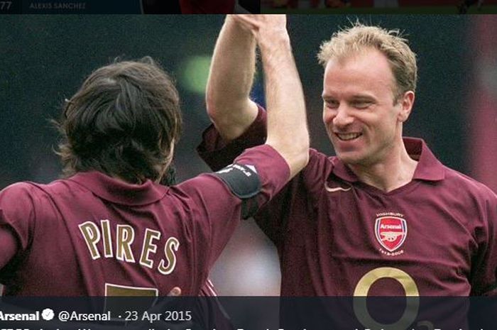 Dennis Bergkamp dan Robert Pires saat merayakan gol Arsenal.