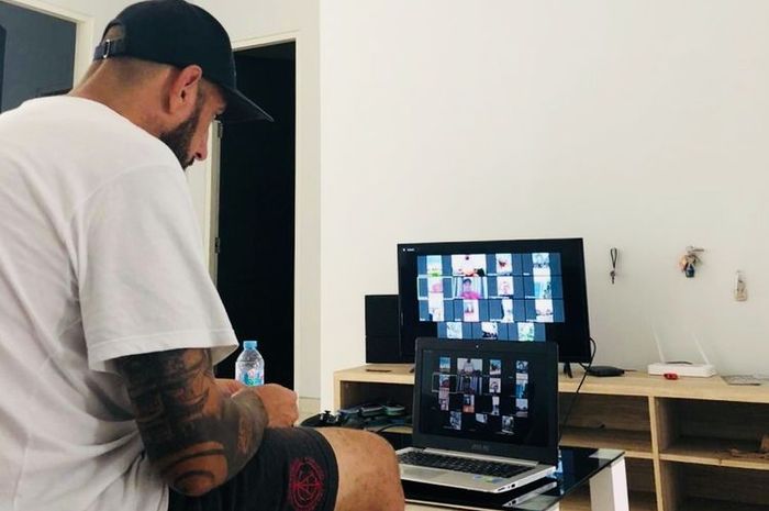 Pelatih fisik Arema FC, Marcos Gonzales, saat memantau latihan online para pemain.