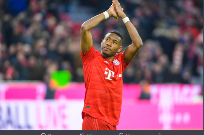 Bek kiri Bayern Muenchen, David Alaba, memberikan salam kepada para suporter usai pertandingan.