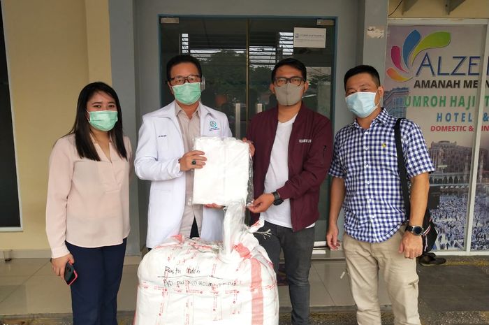 Perwakilan PSSI Pers menyerahkan 75 Alat Pelindung Diri kepada salah satu rumah sakit