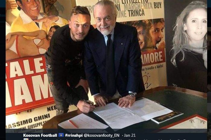 Amir Rrahmani (kiri) saat meneken kontrak di Napoli bersama presiden klub, Aurelio De Laurentiis.