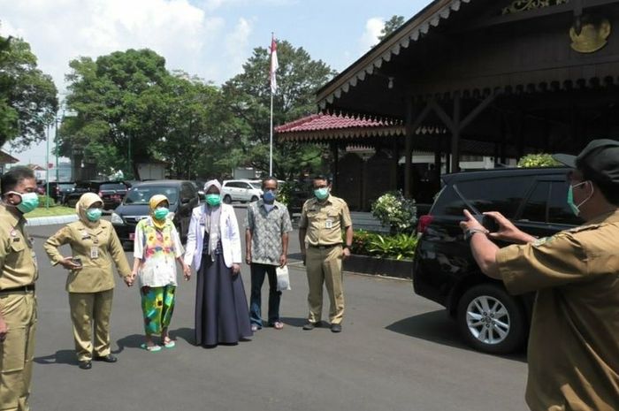 Bupati Banyumas Achmad Husein mendokumentasikan kedatangan nenek berinisial W yang diantar manajemen dan tim medis RSUD Margono Soekarjo di kompleks Pendapa Sipanji Purwokerto, Kabupaten Banyumas, Jawa Tengah.