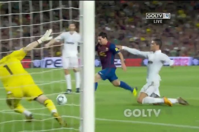 Megabintang Barcelona, Lionel Messi, mencetak gol dan membuat Cristiano Ronaldo, yang masih membela Real Madrid, mengejar dirinya sampai berlutut.