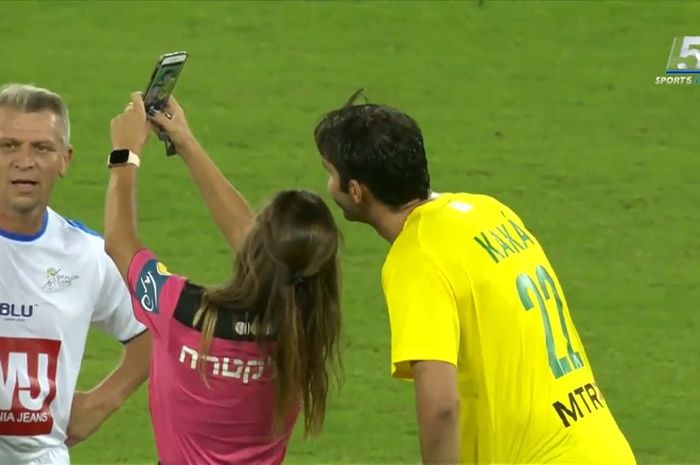 Pemenang Ballon d'Or 2007, Ricardo Izecson dos Santos Leite alias Kaka, menerima kartu kuning dari wasit wanita, Lilach Asulin, dan langsung diajak selfie.