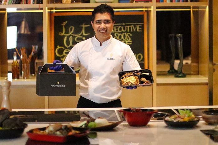 Executive Sous Chef Sudiyono of InterContinental Jakarta Pondok Indah curates the best of Indonesian cuisine in the forms of set menu variants.
