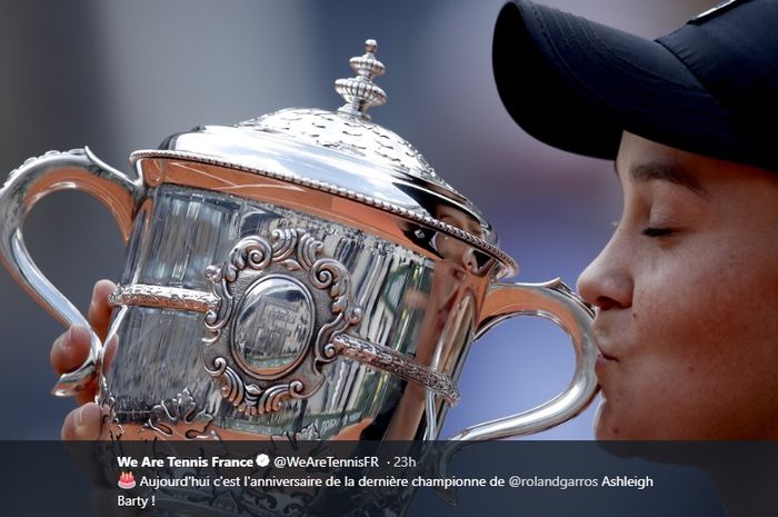 Petenis putri asal Australia, Ashleigh Barty, saat menjadi juara French Open 2019 di Stade Roland Garros, Paris, Prancis, 8 Juni 2019.