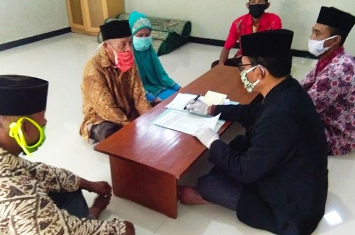 Suasana pernikahan Hadi dan Yani di kantor KUA Blora I, Jawa Tengah, Kamis (23/4/2020).
