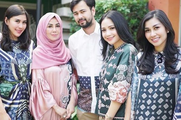 Ibunda Raffi  Ahmad  Visualnya Tetap Menakjubkan di Usia 55 