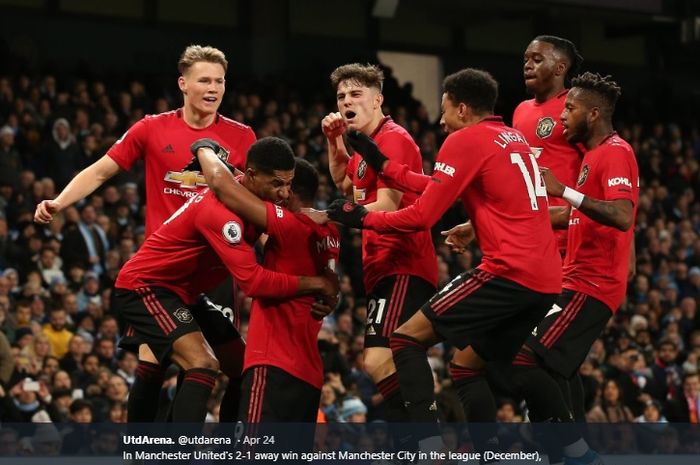 Para pemain Manchester United mengerubungi Anthony Martial usai membobol gawang Manchester City pada laga di Liga Inggris Desember 2019 lalu.