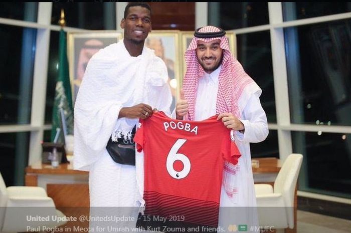 Gelandang Manchester United, Paul Pogba, saat di Mekkah untuk menunaikan ibadah umrah pada 2019.