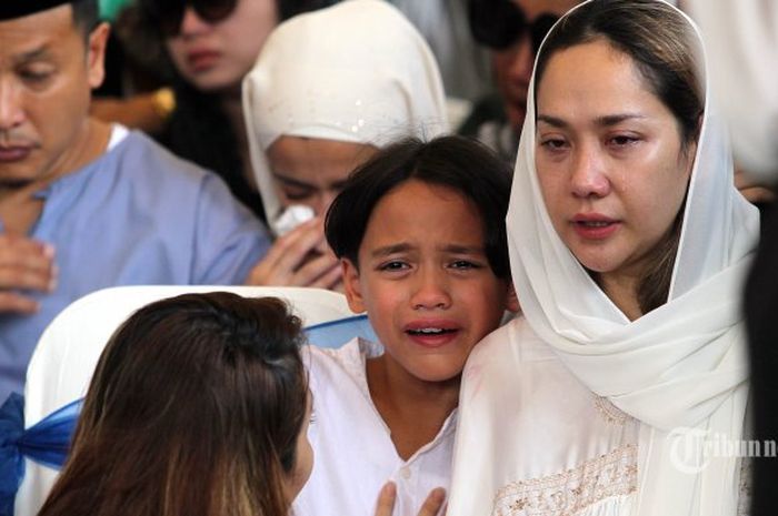 Artis Bunga Citra Lestari memeluk putranya Noah Sinclair