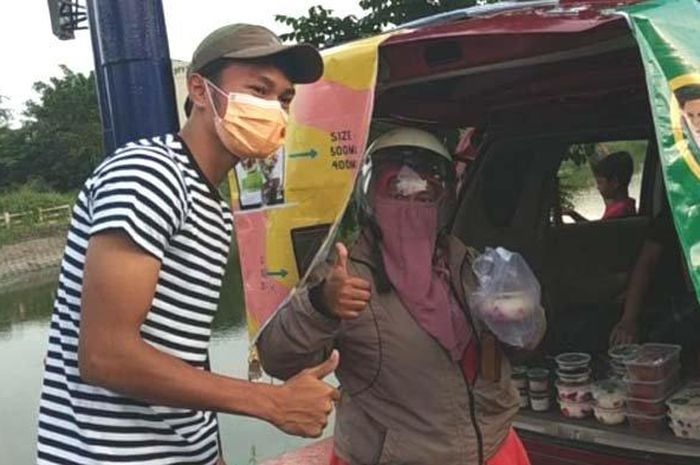 Bek Persebaya Surabaya, Koko Ari, berjualan salad buah dan puding di kawasan Wiyung, Surabaya, Sabtu (25/4/2020).