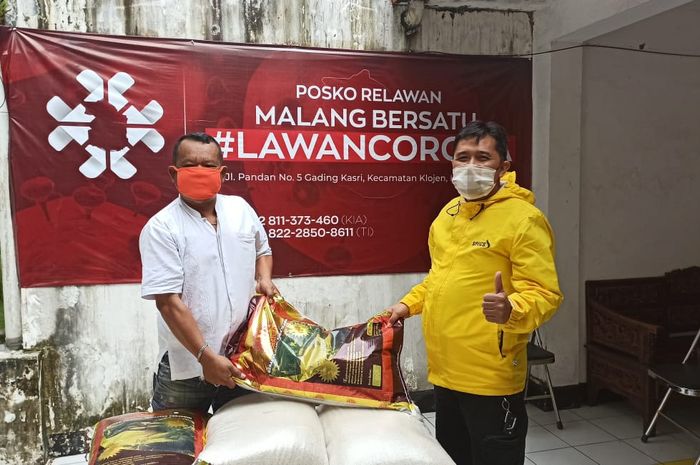 Wakil Ketua Umum PSSI, Iwan Budianto, menyerahkan bantuan 500 kg beras kepada Posko Malang Bersatu Lawan Corona (MLBC) pada Senin (27/4/2020).