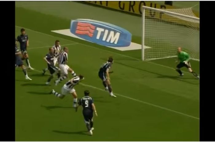 Giorgio Chiellini mencetak gol dalam kemenangan 5-2 Juventus atas Lazio di Serie A Liga Italia, 27 April 2008.