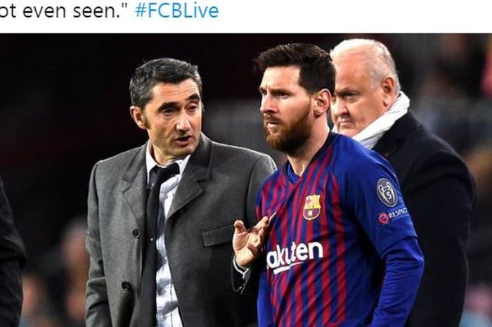 Pelatih Barcelona, Ernesto Valverde, berbicara kepada Lionel Messi.