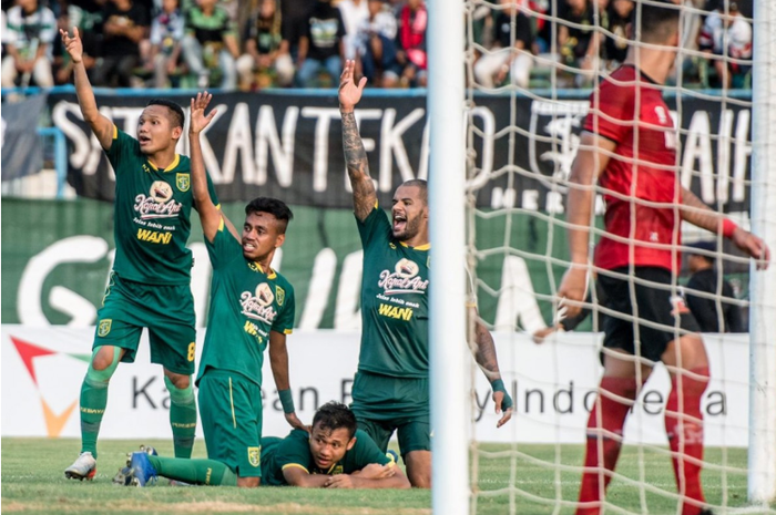 Arif Satria yang terkapar setelah mencetak gol ke gawang Madura United dikerubuti para pemain Persebaya di Stadion Gelora Bangkalan pada ajang Piala Gubernur 2020, 15 Februari 2020.