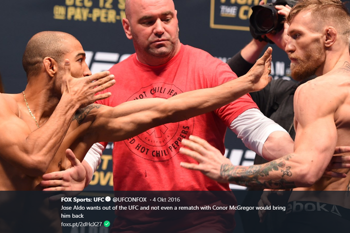 Presiden UFC, Dana White, menengahi Jose Aldo (kiri) dan Conor McGregor (kanan) ketika menjalani sesi stare down menjelang UFC 194 pada Desember 2015. 