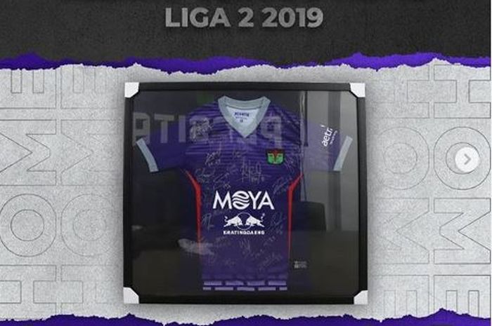 Persita Tangerang melelang jersey spesial yang ditandatangani seluruh anggota skuad kala promosi ke Liga 1 2020