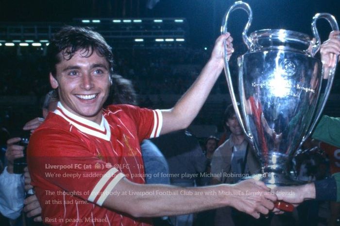 Mantan pemain Liverpool, Michael Robinson, saat mengangkat trofi Liga Champions edisi 1983-1984.