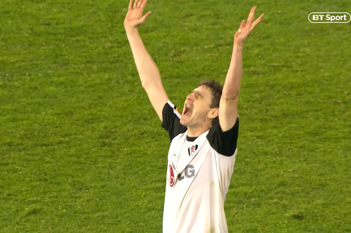 Pemain Fulham, Simon Davies, merayakan keberhasilan timnya lolos ke babak final Liga Europa 2009-2010 usai mengalahkan Hamburg SV 2-1 di stadion Craven Cottage, Kamis (29/4/2010) waktu setempat.