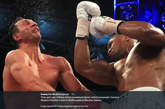 Wladimir Klitschko (kiri) menerima uppercut dari Anthony Joshua (kanan) ketika keduanya bertarung di Wembley Stadium, London, Inggris, pada 29 April 2017. Saat itu, Joshua dinyatakan menang atas Klitschko dengan TKO pada ronde ke-11. Hasil tersebut membuat Joshua menggondol gelar juara WBA dan IBO milik Klitschko.