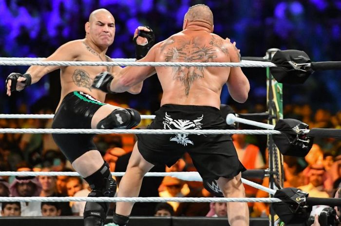 Mantan pegulat UFC, Cain Velasquez saat menghadapi Brock Lesnar yang juga mantan pegulat UFC dalam perebutan gelar WWE Championship.