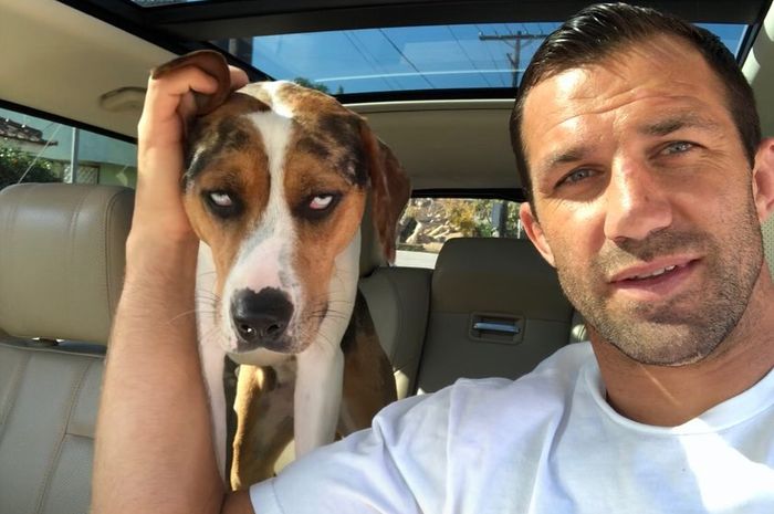 Mantan Juara UFC, Luke Rockhold, mengaku dikejar orag gila mirip zombie saat tengah berjalan santai dengan anjingnya di daerah California.